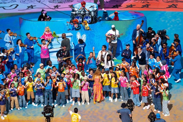 Die Muppets, Burna Boy, Shakira und der PS22 Chorus bei der Halbzeitshow FIFA World Cup, WM, Weltmeisterschaft, Fussball 2026 Final: Spanien v Argentinien 19 July 2026, FIFA World Cup 2026 Finale: Spanien v Argentinien (Final) at New York New Jersey Stadium in East Rutherford, New Jersey, USA. Photo: Marco Bader *** The Muppets, Burna Boy, Shakira, and the PS22 Chorus at the halftime show for the 2026 FIFA World Cup Final between Spain and Argentina on July 19, 2026, 2026 FIFA World Cup Final: Spain vs. Argentina at New York–New Jersey Stadium in East Rutherford, New Jersey, USA. Photo by Marco Bader Copyright: HMBxMedia xMarcoxBader