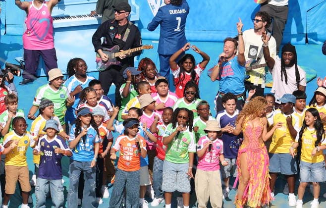 FIFA World Cup, WM, Weltmeisterschaft, Fussball 2026 final - Spain vs Argentina Venezuelan conductor Gustavo Dudamel, Colombian singer Shakira, British pop band Coldplay with New York City s PS 22 Chorus, Kermit, Miss Piggy and other Muppets perform in the Halftime show during the FIFA World Cup 2026 final match Spain against Argentina, in New Jersey, USA, 19 July 2026. EAST RUTHERFORD United States  Copyright: xSARAHxYENESELx