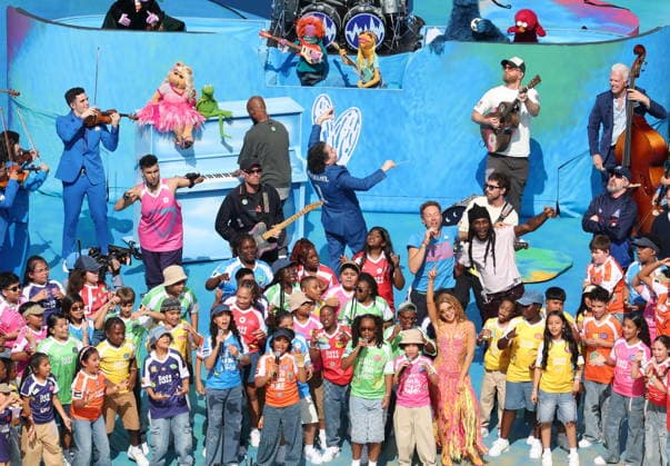 FIFA World Cup, WM, Weltmeisterschaft, Fussball 2026 final - Spain vs Argentina Venezuelan conductor Gustavo Dudamel, Colombian singer Shakira, British pop band Coldplay with New York City s PS 22 Chorus, Kermit, Miss Piggy and other Muppets perform in the Halftime show during the FIFA World Cup 2026 final match Spain against Argentina, in New Jersey, USA, 19 July 2026. EAST RUTHERFORD United States  Copyright: xSARAHxYENESELx