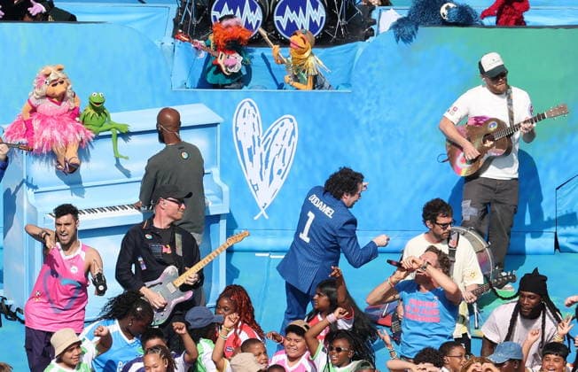 FIFA World Cup, WM, Weltmeisterschaft, Fussball 2026 final - Spain vs Argentina Venezuelan conductor Gustavo Dudamel, Colombian singer Shakira, British pop band Coldplay with New York City s PS 22 Chorus, Kermit, Miss Piggy and other Muppets perform in the Halftime show during the FIFA World Cup 2026 final match Spain against Argentina, in New Jersey, USA, 19 July 2026. EAST RUTHERFORD United States  Copyright: xSARAHxYENESELx