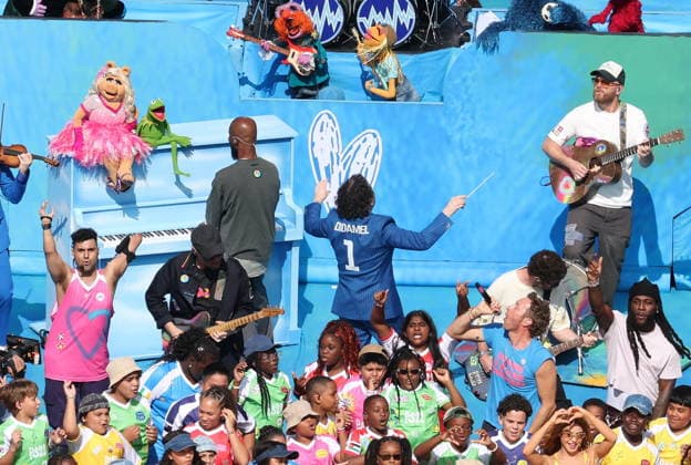 FIFA World Cup, WM, Weltmeisterschaft, Fussball 2026 final - Spain vs Argentina Venezuelan conductor Gustavo Dudamel, Colombian singer Shakira, British pop band Coldplay with New York City s PS 22 Chorus, Kermit, Miss Piggy and other Muppets perform in the Halftime show during the FIFA World Cup 2026 final match Spain against Argentina, in New Jersey, USA, 19 July 2026. EAST RUTHERFORD United States  Copyright: xSARAHxYENESELx