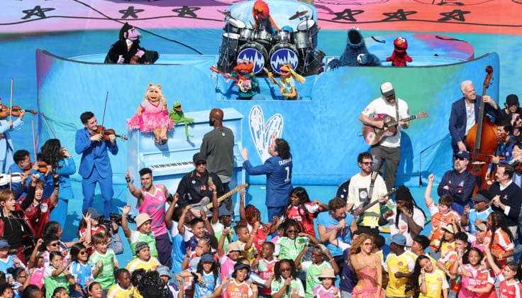 FIFA World Cup, WM, Weltmeisterschaft, Fussball 2026 final - Spain vs Argentina Venezuelan conductor Gustavo Dudamel, Colombian singer Shakira, British pop band Coldplay with New York City s PS 22 Chorus, Kermit, Miss Piggy and other Muppets perform in the Halftime show during the FIFA World Cup 2026 final match Spain against Argentina, in New Jersey, USA, 19 July 2026. EAST RUTHERFORD United States  Copyright: xSARAHxYENESELx