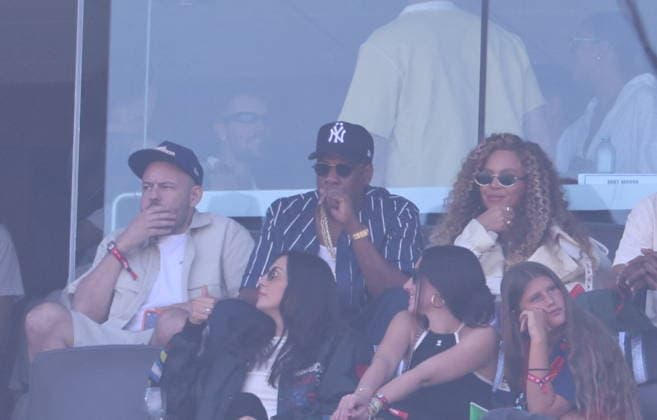 2026 World Cup Final - Hailey Bieber, Jay-Z And Beyonce In The Stands - USA Jay-Z and Beyonce in the stands during the FIFA World Cup, WM, Weltmeisterschaft, Fussball 2026 final football match between Spain and Argentina on July 19, 2026 in East Rutherford, NJ, USA. Photo by Charles Guerin ABACAPRESS.COM East Rutherford NJ United States  Copyright: xGuerinxCharles ABACAx