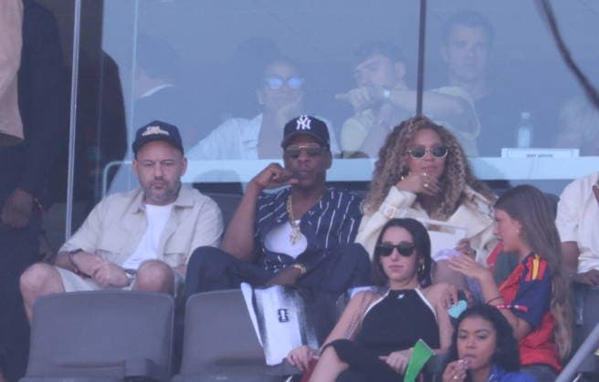 2026 World Cup Final - Hailey Bieber, Jay-Z And Beyonce In The Stands - USA Jay-Z and Beyonce in the stands during the FIFA World Cup, WM, Weltmeisterschaft, Fussball 2026 final football match between Spain and Argentina on July 19, 2026 in East Rutherford, NJ, USA. Photo by Charles Guerin ABACAPRESS.COM East Rutherford NJ United States  Copyright: xGuerinxCharles ABACAx