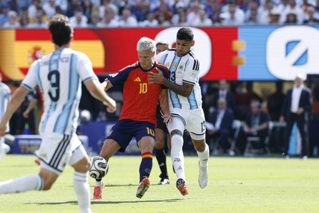 EAST RUTHERFORD, NEW JERSEY - (LR) Dani Olmo of Spain, Cristian Romero of Argentina during the 2026 FIFA World Cup, WM, Weltmeisterschaft, Fussball final between Spain and Argentina at the New York New Jersey Stadium on July 19, 2026, in East Rutherford, New Jersey, United States. MAURICE VAN STEEN ANP World Cup Soccer 2026 xVIxANPxSportx xMauricexvanxSteenxIVx 563865904 originalFilename: 563865904.jpg