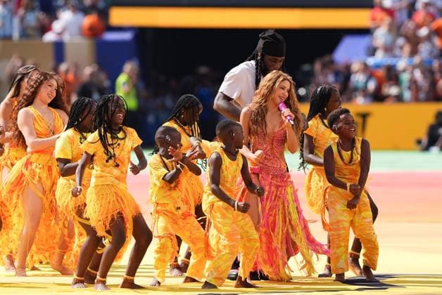 Shakira and Burna Boy during the half time show Spain v Argentina, 2026 FIFA World Cup, WM, Weltmeisterschaft, Fussball Final, Football, New York New Jersey Stadium, East Rutherford, New Jersey, USA - 19 Jul 2026East Rutherford New York New Jersey Stadium New Jersey (NJ) United States of America  Copyright: xIsmaelxAdnan Shutterstockx 16998023dg