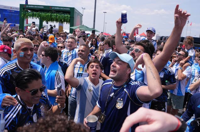 (260720) -- NEW JERSEY, July 20, 2026 -- Fans of Argentina cheer before the final match between Spain and Argentina at the 2026 FIFA World Cup, WM, Weltmeisterschaft, Fussball at the New York New Jersey Stadium, the United States, July 19, 2026. ) (SP)U.S.-NEW JERSEY-FOOTBALL-FIFA WORLD CUP-FINAL-ESP VS ARG XiaoxYijiu 