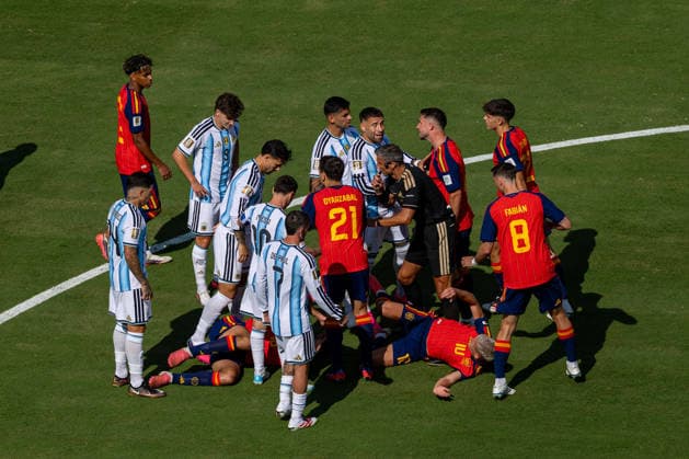 Football - FIFA World Cup, WM, Weltmeisterschaft, Fussball 2026 - Final - Spain v Argentina NEW JERSEY, USA - Sunday, July 19, 2026: Referee Slavko Vincic blows his whistle after Argentina s Leandro Paredes (L) pushes Spain s Dani Olmo who is on the floor during the FIFA World Cup Final 2026 between Spain and Argentina at the Met Life Stadium. (Photo by David Rawcliffe Propaganda) EAST RUTHERFORD Met Life Stadium NEW JERSEY UNITED STATES OF AMERICA  Copyright: xDavidxRawcliffex P2026-07-19-Spain_Argentina-79