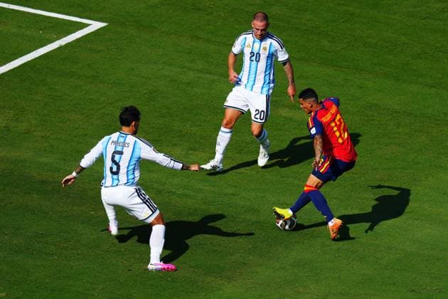 Pedro Porro of Spain is watched by Leandro Paredes of Argentina Spain v Argentina, 2026 FIFA World Cup, WM, Weltmeisterschaft, Fussball Final, Football, New York New Jersey Stadium, East Rutherford, New Jersey, USA - 19 Jul 2026East Rutherford New York New Jersey Stadium New Jersey (NJ) United States of America  Copyright: xJavierxGarcia Shutterstockx 16995474bq
