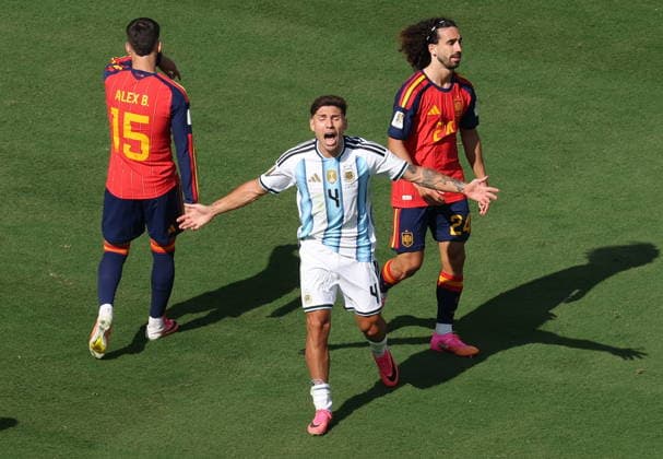 FIFA World Cup, WM, Weltmeisterschaft, Fussball 2026 final - Spain vs Argentina Gonzalo Montiel of Argentina (C) complains during the FIFA World Cup 2026 final match Spain against Argentina, in New Jersey, USA, 19 July 2026. EAST RUTHERFORD United States  Copyright: xSARAHxYENESELx
