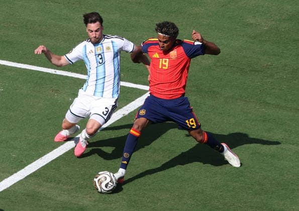 FIFA World Cup, WM, Weltmeisterschaft, Fussball 2026 final - Spain vs Argentina Nicolas Tagliafico of Argentina (L) and Lamine Yamal of Spain in action during the FIFA World Cup 2026 final match Spain against Argentina, in New Jersey, USA, 19 July 2026. EAST RUTHERFORD United States  Copyright: xSARAHxYENESELx