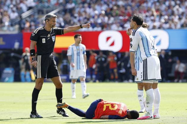 EAST RUTHERFORD, NEW JERSEY - (LR) Referee Slavko Vincic, Pedro Porro of Spain, Leandro Paredes of Argentina during the 2026 FIFA World Cup, WM, Weltmeisterschaft, Fussball final between Spain and Argentina at the New York New Jersey Stadium on July 19, 2026, in East Rutherford, New Jersey, United States. MAURICE VAN STEEN ANP World Cup Soccer 2026 xVIxANPxSportx xMauricexvanxSteenxIVx 563866420 originalFilename: 563866420.jpg