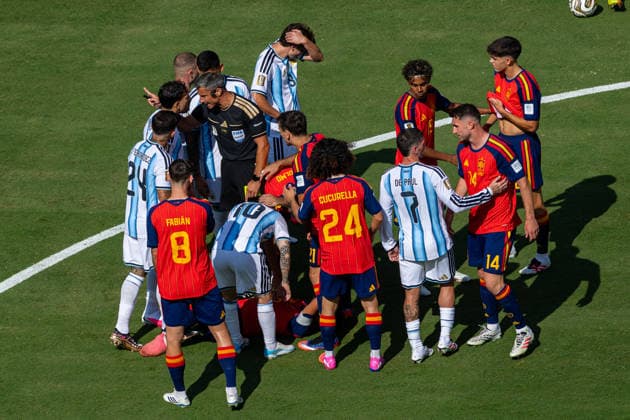 Football - FIFA World Cup, WM, Weltmeisterschaft, Fussball 2026 - Final - Spain v Argentina NEW JERSEY, USA - Sunday, July 19, 2026: Referee Slavko Vincic speaks to Argentina s Leandro Paredes (L) during the FIFA World Cup Final 2026 between Spain and Argentina at the Met Life Stadium. (Photo by David Rawcliffe Propaganda) EAST RUTHERFORD Met Life Stadium NEW JERSEY UNITED STATES OF AMERICA  Copyright: xDavidxRawcliffex P2026-07-19-Spain_Argentina-81
