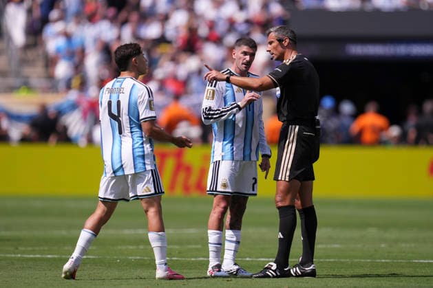 Spain v Argentina: Final - FIFA World Cup, WM, Weltmeisterschaft, Fussball 2026 Gonzalo Montiel and Rodrigo De Paul of Argentina protest during the FIFA World Cup 2026 Final match between Spain and Argentina at New York New Jersey Stadium on July 19, 2026 in East Rutherford, United States. East Rutherford NJ United States  Copyright: xJosexBretonx originalFilename:bretonhernandez-spainvar260719_np87W.jpg
