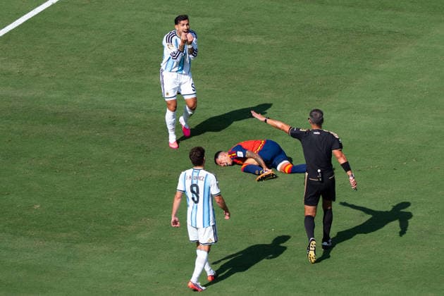 Leandro Paredes (Argentina, 5) reklamiert während Pedro Porro (Spain, 12) mit schmerzen auf dem Boden liegt FIFA World Cup, WM, Weltmeisterschaft, Fussball 2026 Final: Spanien v Argentinien 19 July 2026, FIFA World Cup 2026 Finale: Spanien v Argentinien (Final) at New York New Jersey Stadium in East Rutherford, New Jersey, USA. Photo: Marco Bader *** Leandro Paredes (Argentina, 5) protests while Pedro Porro (Spain, 12) lies on the ground in pain. FIFA World Cup 2026 Final: Spain vs. Argentina, July 19, 2026, 2026 FIFA World Cup Final: Spain vs. Argentina at New York–New Jersey Stadium in East Rutherford, New Jersey, USA. Photo by Marco Bader Copyright: HMBxMedia xMarcoxBader