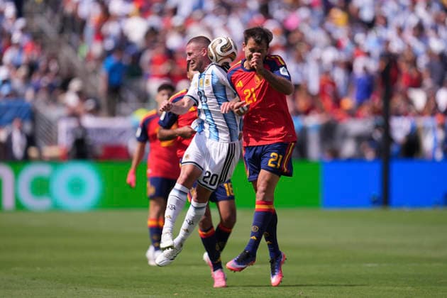 Spain v Argentina: Final - FIFA World Cup, WM, Weltmeisterschaft, Fussball 2026 Alexis Mac Allister of Argentina and Mikel Oyarzabal of Spain compete for the ball during the FIFA World Cup 2026 Final match between Spain and Argentina at New York New Jersey Stadium on July 19, 2026 in East Rutherford, United States. East Rutherford NJ United States  Copyright: xJosexBretonx originalFilename:bretonhernandez-spainvar260719_np0sp.jpg
