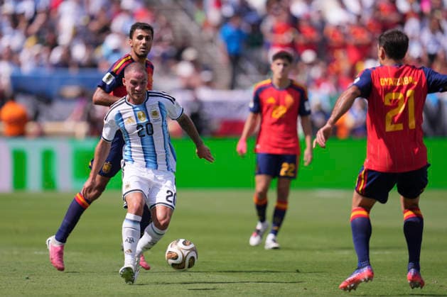 Spain v Argentina: Final - FIFA World Cup, WM, Weltmeisterschaft, Fussball 2026 Alexis Mac Allister of Argentina plays the ball during the FIFA World Cup 2026 Final match between Spain and Argentina at New York New Jersey Stadium on July 19, 2026 in East Rutherford, United States. East Rutherford NJ United States  Copyright: xJosexBretonx originalFilename:bretonhernandez-spainvar260719_npOXu.jpg