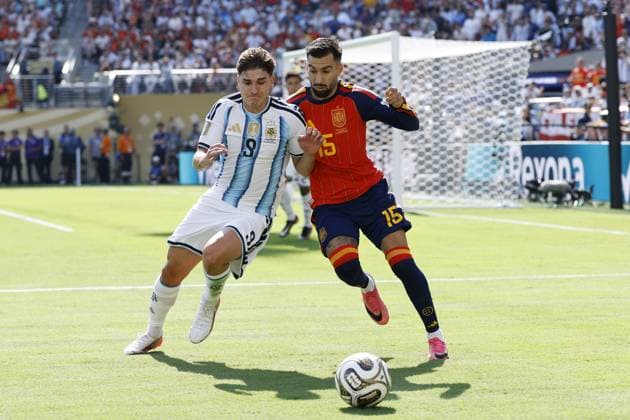 EAST RUTHERFORD, NEW JERSEY - (LR) Julian Alvarez of Argentina, Alex Baena of Spain during the 2026 FIFA World Cup, WM, Weltmeisterschaft, Fussball final between Spain and Argentina at the New York New Jersey Stadium on July 19, 2026, in East Rutherford, New Jersey, United States. MAURICE VAN STEEN ANP World Cup Soccer 2026 xVIxANPxSportx xMauricexvanxSteenxIVx 563866734 originalFilename: 563866734.jpg