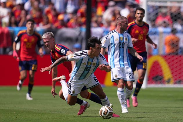 Spain v Argentina: Final - FIFA World Cup, WM, Weltmeisterschaft, Fussball 2026 Lisandro Martinez of Argentina and Dani Olmo of Spain compete for the ball during the FIFA World Cup 2026 Final match between Spain and Argentina at New York New Jersey Stadium on July 19, 2026 in East Rutherford, United States. East Rutherford NJ United States  Copyright: xJosexBretonx originalFilename:bretonhernandez-spainvar260719_npjjn.jpg