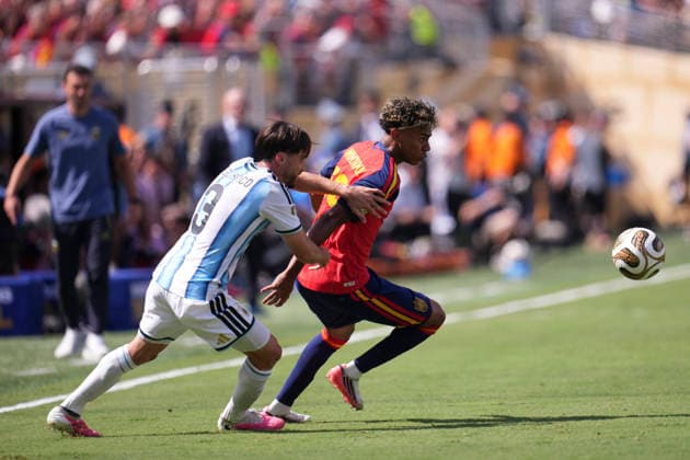 Spain v Argentina: Final - FIFA World Cup, WM, Weltmeisterschaft, Fussball 2026 Lamine Yamal of Spain and Nicolas Tagliafico of Argentina compete for the ball during the FIFA World Cup 2026 Final match between Spain and Argentina at New York New Jersey Stadium on July 19, 2026 in East Rutherford, United States. East Rutherford NJ United States  Copyright: xJosexBretonx originalFilename:bretonhernandez-spainvar260719_npNtR.jpg