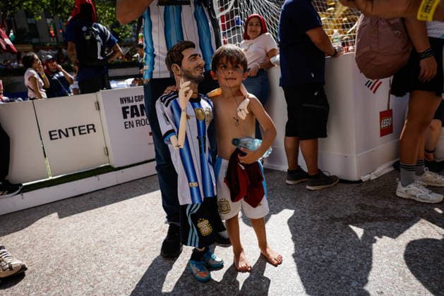 Fans gather in New York for live broadcast of World Cup final A man holds a puppet depicting Argentine soccer player Lionel Messi as fans gather at Rockefeller Plaza to watch the FIFA World Cup, WM, Weltmeisterschaft, Fussball 2026 final match between Spain and Argentina in New York, New York, USA, 19 July 2026. NEW YORK NEW YORK UNITED STATES  Copyright: xKENAxBETANCURx