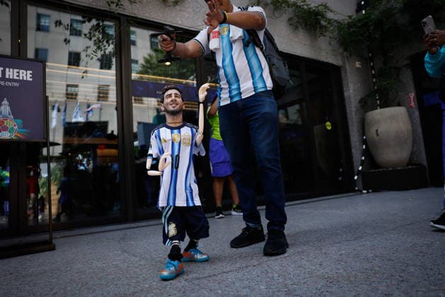Fans gather in New York for live broadcast of World Cup final A man holds a puppet depicting Argentine soccer player Lionel Messi as fans gather at Rockefeller Plaza to watch the FIFA World Cup, WM, Weltmeisterschaft, Fussball 2026 final match between Spain and Argentina in New York, New York, USA, 19 July 2026. NEW YORK NEW YORK UNITED STATES  Copyright: xKENAxBETANCURx