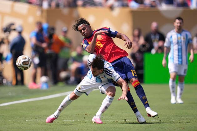 Spain v Argentina: Final - FIFA World Cup, WM, Weltmeisterschaft, Fussball 2026 Nicolas Tagliafico of Argentina and Lamine Yamal of Spain compete for the ball during the FIFA World Cup 2026 Final match between Spain and Argentina at New York New Jersey Stadium on July 19, 2026 in East Rutherford, United States. East Rutherford NJ United States  Copyright: xJosexBretonx originalFilename:bretonhernandez-spainvar260719_npg7Q.jpg