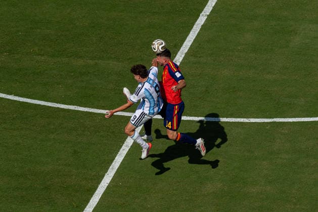 Football - FIFA World Cup, WM, Weltmeisterschaft, Fussball 2026 - Final - Spain v Argentina NEW JERSEY, USA - Sunday, July 19, 2026: Argentina s Julian Alvarez challenges for a header with Spain s Aymeric Laporte (R) during the FIFA World Cup Final 2026 between Spain and Argentina at the Met Life Stadium. (Photo by David Rawcliffe Propaganda) EAST RUTHERFORD Met Life Stadium NEW JERSEY UNITED STATES OF AMERICA  Copyright: xDavidxRawcliffex P2026-07-19-Spain_Argentina-84