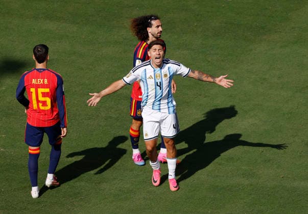 Argentina s Gonzalo Montiel (4) appeals for a foul against Spain in the second half of the FIFA World Cup, WM, Weltmeisterschaft, Fussball final match at New York New Jersey Stadium in East Rutherford, New Jersey, on Sunday, June 19, 2026.  NYP20260719942 JOHNxANGELILLO