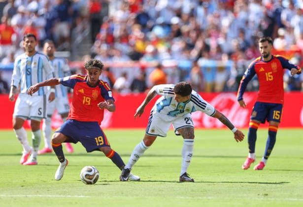 Spain s Lamine Yamal (19) is challenged by Argentina s Enzo Fernández in the second half of the FIFA World Cup, WM, Weltmeisterschaft, Fussball final match at New York New Jersey Stadium in East Rutherford, New Jersey, on Sunday, June 19, 2026.  NYP20260719943 CHRISTIANxBRUNSKILL