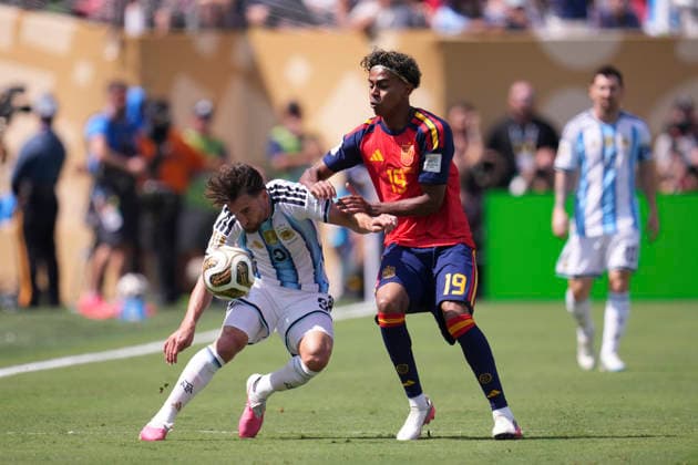 Spain v Argentina: Final - FIFA World Cup, WM, Weltmeisterschaft, Fussball 2026 Nicolas Tagliafico of Argentina and Lamine Yamal of Spain compete for the ball during the FIFA World Cup 2026 Final match between Spain and Argentina at New York New Jersey Stadium on July 19, 2026 in East Rutherford, United States. East Rutherford NJ United States  Copyright: xJosexBretonx originalFilename:bretonhernandez-spainvar260719_npWXC.jpg