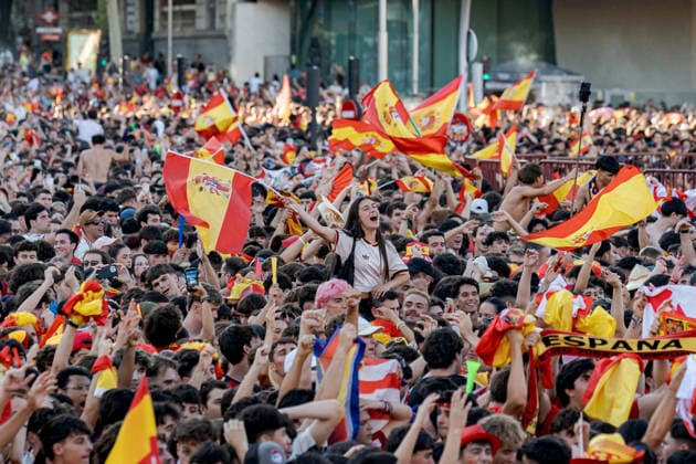 Spanish fans gather Plaza Colon fan zone in Madrid for 2026 World Cup final against Argentina MADRID, SPAIN - JULY 19: Thousands of Spanish national football team supporters gather at the Fan Zone in Plaza Colon in Madrid, Spain, on July 19, 2026 as they watch the live broadcast of the 2026 FIFA World Cup, WM, Weltmeisterschaft, Fussball final between Spain and Argentina held at MetLife Stadium in East Rutherford, New Jersey. Diego Radames Anadolu Madrid Spain. Editorial use only. Please get in touch for any other usage.  Copyright: x2026xAnadoluxDiegoxRadamesx