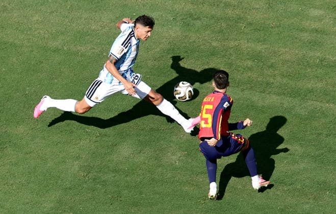 FIFA World Cup, WM, Weltmeisterschaft, Fussball 2026 final - Spain vs Argentina Nahuel Molina (L) of Argentina and Alex Baena of Spain in action during the FIFA World Cup 2026 final match Spain against Argentina, in New Jersey, USA, 19 July 2026. EAST RUTHERFORD United States  Copyright: xRONALDxWITTEKx
