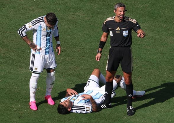 FIFA World Cup, WM, Weltmeisterschaft, Fussball 2026 final - Spain vs Argentina Referee Slavko Vincic (R) checks on Cristian Romero of Argentina (C) during the FIFA World Cup 2026 final match Spain against Argentina, in New Jersey, USA, 19 July 2026. EAST RUTHERFORD United States  Copyright: xSARAHxYENESELx