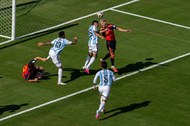 Football - FIFA World Cup, WM, Weltmeisterschaft, Fussball 2026 - Final - Spain v Argentina NEW JERSEY, USA - Sunday, July 19, 2026: Argentina s Nahuel Molina (L) challenges for a header with Spain s Dani Olmo during the FIFA World Cup Final 2026 between Spain and Argentina at the Met Life Stadium. (Photo by David Rawcliffe Propaganda) EAST RUTHERFORD Met Life Stadium NEW JERSEY UNITED STATES OF AMERICA  Copyright: xDavidxRawcliffex P2026-07-19-Spain_Argentina-87