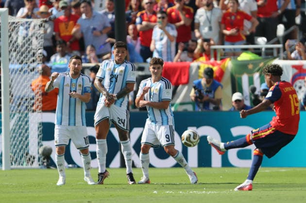 Spain v Argentina: Final - FIFA World Cup, WM, Weltmeisterschaft, Fussball 2026 Lamine Yamal of Spain takes free kick with Lionel Messi, Enzo Fernandez an Julian Alvarez of Argentina in wall during the FIFA World Cup 2026 Final match between Spain and Argentina at New York New Jersey Stadium on July 19, 2026 in East Rutherford, United States. East Rutherford New York New Jersey Stadium NJ United States Copyright: xAllstarxPicturexLibraryxLtdx