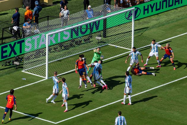 Football - FIFA World Cup, WM, Weltmeisterschaft, Fussball 2026 - Final - Spain v Argentina NEW JERSEY, USA - Sunday, July 19, 2026: Argentina s Nicolas Otamendi heads the ball away during the FIFA World Cup Final 2026 between Spain and Argentina at the Met Life Stadium. (Photo by David Rawcliffe Propaganda) EAST RUTHERFORD Met Life Stadium NEW JERSEY UNITED STATES OF AMERICA  Copyright: xDavidxRawcliffex P2026-07-19-Spain_Argentina-85