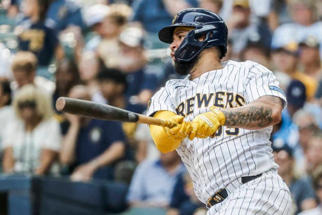 Milwaukee Brewers catcher Gary Sanchez hits a single in the seventh inning of the MLB, Baseball Herren, USA game between the Miami Marlins and the Milwaukee Brewers at American Family Field in Milwaukee, Wisconsin on Sunday July 19, 2026.  MIL20260719817 TANNENxMAURY