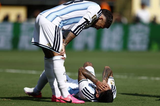 FIFA World Cup, WM, Weltmeisterschaft, Fussball 2026 final - Spain vs Argentina Nicolas Otamendi of Argentina (L) checks on his teammate Cristian Romero during the FIFA World Cup 2026 final match Spain against Argentina, in East Rutherford, New Jersey, USA, 19 July 2026. EAST RUTHERFORD United States  Copyright: xWILLxOLIVERx