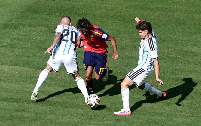 FIFA World Cup, WM, Weltmeisterschaft, Fussball 2026 final - Spain vs Argentina Lamine Yamal (C) of Spain in action against Alexis Mac Allister (L) and Julian Alvarez of Argentina during the FIFA World Cup 2026 final match Spain against Argentina, in New Jersey, USA, 19 July 2026. EAST RUTHERFORD United States  Copyright: xRONALDxWITTEKx