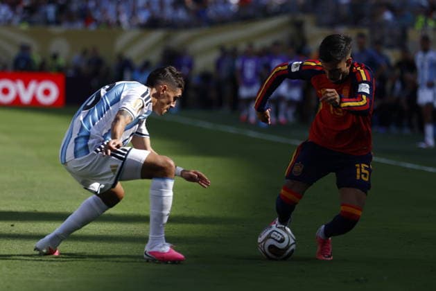 FIFA World Cup, WM, Weltmeisterschaft, Fussball 2026 final - Spain vs Argentina Nahuel Molina (L) of Argentina in action against Alex Baena (R) of Spain during the FIFA World Cup 2026 final match Spain against Argentina, in East Rutherford, New Jersey, USA, 19 July 2026. EAST RUTHERFORD United States  Copyright: xWILLxOLIVERx