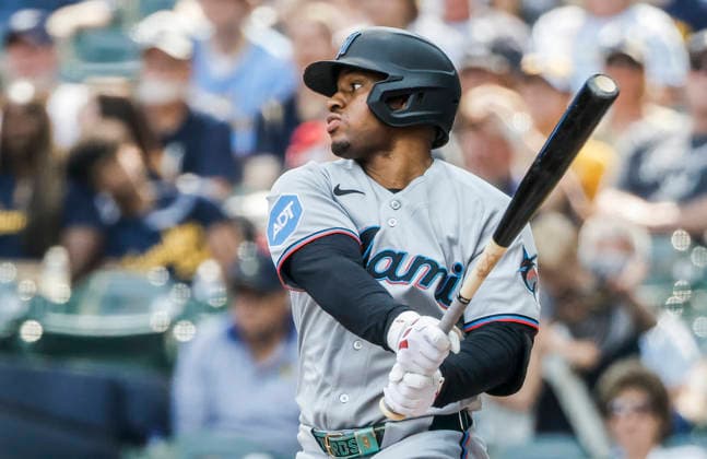Miami Marlins second baseman Xavier Edwards hits as single in the eighth inning of the MLB, Baseball Herren, USA game between the Miami Marlins and the Milwaukee Brewers at American Family Field in Milwaukee, Wisconsin on Sunday July 19, 2026.  MIL20260719820 TANNENxMAURY