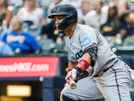 Miami Marlins left fielder Heriberto Hernandez hits a single in the eighth inning of the MLB, Baseball Herren, USA game between the Miami Marlins and the Milwaukee Brewers at American Family Field in Milwaukee, Wisconsin on Sunday July 19, 2026.  MIL20260719821 TANNENxMAURY