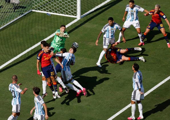 Argentina s Nicolás Otamendi (19) and goalkeeper Emiliano Martínez block a shot from Spain in the second half of the FIFA World Cup, WM, Weltmeisterschaft, Fussball final match at New York New Jersey Stadium in East Rutherford, New Jersey, on Sunday, June 19, 2026.  NYP20260719946 JOHNxANGELILLO