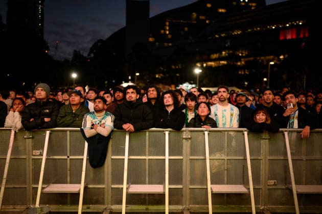 WORLD CUP LIVE SITE SYDNEY, Fans gather at a live site during the FIFA World Cup, WM, Weltmeisterschaft, Fussball Final match between Spain and Argentina, at Tumbalong Park, in Sydney, Monday, July 2026. ( NO ARCHIVING SYDNEY NEW SOUTH WALES AUSTRALIA  Copyright: xGEORGExCHANx 20260720115935763350