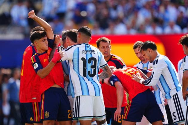 Spain v Argentina - FIFA World Cup, WM, Weltmeisterschaft, Fussball 2026 - Final EAST RUTHERFORD, NEW JERSEY - JULY 19: Pau Cubarsi (22) of Spain and Cristian Romero (13) of Argentina argue during the FIFA World Cup 2026 Final match between Spain and Argentina at New York New Jersey Stadium in East Rutherford, New Jersey, USA on July 19, 2026. Evrim Aydin Anadolu New York United States. Editorial use only. Please get in touch for any other usage.  Copyright: x2026xAnadoluxEvrimxAydinx