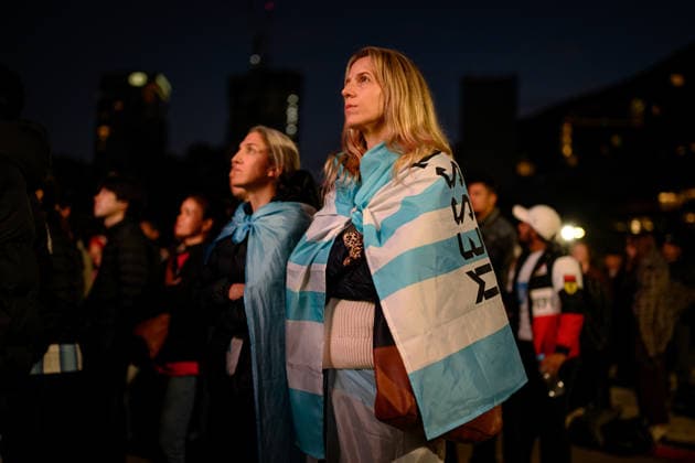 WORLD CUP LIVE SITE SYDNEY, Fans gather at a live site during the FIFA World Cup, WM, Weltmeisterschaft, Fussball Final match between Spain and Argentina, at Tumbalong Park, in Sydney, Monday, July 2026. ( NO ARCHIVING SYDNEY NEW SOUTH WALES AUSTRALIA  Copyright: xGEORGExCHANx 20260720134426812232