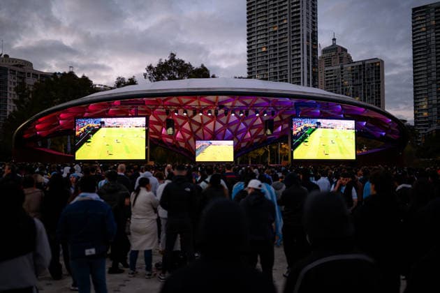 WORLD CUP LIVE SITE SYDNEY, Fans gather at a live site during the FIFA World Cup, WM, Weltmeisterschaft, Fussball Final match between Spain and Argentina, at Tumbalong Park, in Sydney, Monday, July 2026. ( NO ARCHIVING SYDNEY NEW SOUTH WALES AUSTRALIA  Copyright: xGEORGExCHANx 20260720156605964235