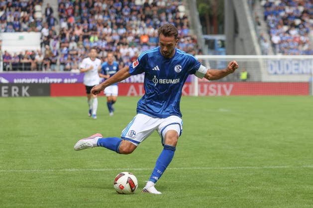 19.07.2026, xtgx, Fussball Testspiel, FC Erzgebirge Aue - FC Schalke 04 emspor, v.l. Kenan Karaman (Schalke, 19) schiesst den Ball aufs Tor, Torschuss, Schuss (DFL DFB REGULATIONS PROHIBIT ANY USE OF PHOTOGRAPHS as IMAGE SEQUENCES and or QUASI-VIDEO) Aue *** July 19, 2026, xtgx, Soccer Friendly Match, FC Erzgebirge Aue vs. FC Schalke 04 emspor, from left: Kenan Karaman (Schalke), No. 19 shoots the ball toward the goal, shot on goal, shot DFL DFB REGULATIONS PROHIBIT ANY USE OF PHOTOGRAPHS as IMAGE SEQUENCES and or QUASI-VIDEO Aue
