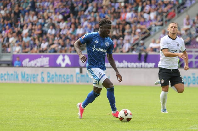 19.07.2026, xtgx, Fussball Testspiel, FC Erzgebirge Aue - FC Schalke 04 emspor, v.l. Christian Gomis (Schalke, 7) Freisteller, Einzelbild, Ganzkoerper, single frame (DFL DFB REGULATIONS PROHIBIT ANY USE OF PHOTOGRAPHS as IMAGE SEQUENCES and or QUASI-VIDEO) Aue *** July 19, 2026, xtgx, Soccer Friendly Match, FC Erzgebirge Aue vs. FC Schalke 04, emspor, from left: Christian Gomis (Schalke), 7 free-standing players, single frame, Full-body, single frame. DFL and DFB regulations prohibit any use of photographs as image sequences and or quasi-video. Aue